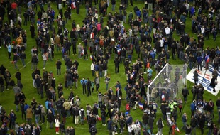 Des fans attendent le feu vert de la police pour quitter le Stade de France à Saint-Denis, après que plusieurs explosions ont fait un mort et 56 blessés, le 13 novembre 2015