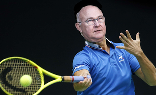 C'est marrant, Michel Sapin a une gestuelle en coup droit qui rappelle beaucoup celle de Richard Gasquet.