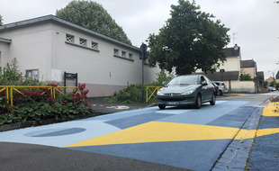 La fresque réalisée devant le groupe scolaire Mauconseil à Rennes vise à faire ralentir les automobilistes.