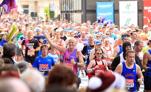 Il demande sa compagne en mariage pendant le marathon de Londres