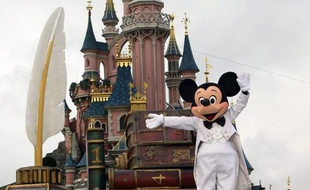 L'exploitant de parcs de loisirs Euro Disney a creusé sa perte nette de 22% au premier semestre 2011/2012, et averti lundi qu'il envisageait des mesures d'économies au cas où il ne pourrait tenir ses "engagements financiers" sur l'ensemble de l'exercice.