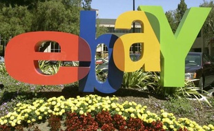 Le logo eBay devant le siège du groupe à San José, en Californie, en 2005