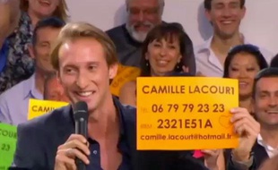 Le nageur Fabien Gilot dévoile en direct sur Canal+ le numéro de Camille Lacourt, le 24 mai 2012.