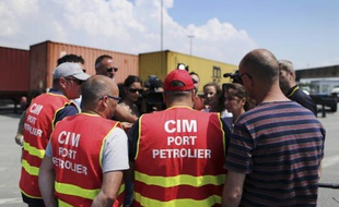 Des syndicalistes de la CGT CIM annoncent à la presse la reconduite de la grève au Havre le 27 mai 2016