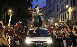 Des dizaines de Lyonnais se sont mis à bondir sur des voitures ayant le malheur de passer quai Saint-Antoine mardi soir.