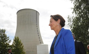 La ministre de l'Écologie, Ségolène Royal, devant la centrale nucléaire de Civaux, dans l'ouest de la France, le 25 août 2014