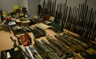 Des armes saisies par la police, exposées ici le 12 juin 2015 au commissariat de Créteil, près de Paris