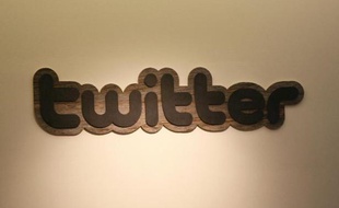 Le logo Twitter au siège de la compagnie à San Francisco, en Californie