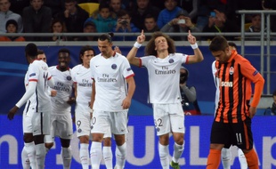 Paris Saint-Germain's Brazilian defender David Luiz (2nd R) celebrates after scoring a goal during the UEFA Champions League group A football match between Shakhtar Donetsk and Paris Saint-Germain at the Arena Lviv, in the Ukrainian city of Lviv, on September 30, 2015. AFP PHOTO / PASCAL GUYOT