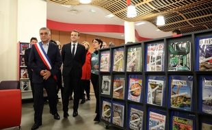 Emmanuel Macron en visite dans une bibliothèque des Mureaux