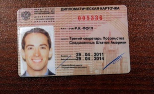 Le diplomate américain déclaré persona non grata après avoir été interpellé à Moscou et accusé mardi d'être un agent de la CIA cherchant à recruter un membre du Service fédéral de sécurité (FSB) a quitté la Russie dimanche, selon des images de la télévision russe.