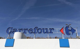 Carrefour devra verser 316.500 euros d'amende pour avoir payé 211 salariés de l'hypermarché de Quimper en-dessous du Smic, selon un jugement rendu mardi par la cour d'appel de Rennes.
