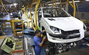 Une ligne d'assemblage de Peugeot 206 dans une usine Khodro à Téhéran, en 2014.
