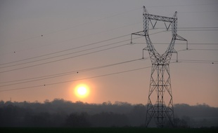 Une ligne électrique à haute tension (illustration).