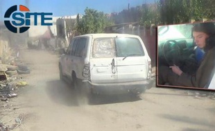 Cette image extraite le 12 mars 2015 d'une vidéo de propagande qui émanerait de Daesh montrerait en insert Jake Bilardi au volant d'une voiture utilisée dans une attaque suicide en Irak.