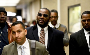 R. Kelly a déjà été inculpé cette année de 10 chefs d'accusation d'abus sexuels avec circonstances aggravantes dans sa ville d'origine de Chicago.