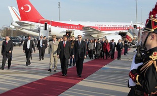 Le secrétaire d'Etat aux Affaires européennes, Pierre Lellouche, et le Premier ministre turc Recep Tayyip Erdogan, à l'arrivée de ce dernier à Roissy Charles de Gaule, le 6 avril 2010.