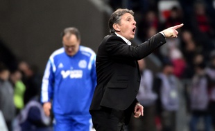 L'entraîneur de Nice Claude Puel et en arrière-plan celui de l'OM Marcelo Bielsa, lors de Nice-Marseille le 23 janvier 2015.