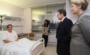 Le président Nicolas Sarkozy a affirmé mercredi à Eaubonne (Val-d'Oise) que ceux qui ont "pris la responsabilité de tirer sur des fonctionnaires se retrouveront devant la cour d'assises", dans une déclaration à la presse retransmise par France Inter.