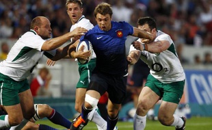 L'ailier du XV de France, Vincent Clerc, échappe à deux Irlandais, le 13 août 2011 à Bordeaux.