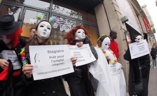 Ils sont devenus un passage obligé pour les étudiants, mais, malgré plusieurs tentatives de régulation, suscitent encore des abus: l'Assemblée a entamé mercredi l'examen d'une nouvelle proposition de loi destinée à mieux encadrer les stages en entreprises, combattue par la droite et le Medef.