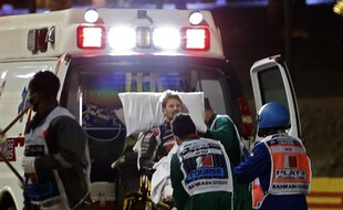 Romain Grosjean s'est extirpé de sa voiture en flamme avant d'être pris en charge par les secours.
