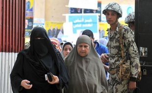 Les islamistes d'Egypte, dopés par une victoire écrasante au premier tour des législatives, étaient engagés lundi dans la bataille du second tour contre les libéraux, mais aussi au sein de leur propre camp, avec un duel entre les Frères musulmans et les nouveaux venus salafistes.