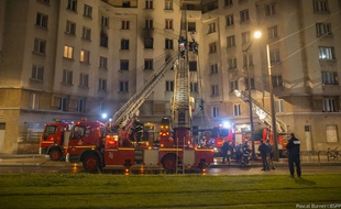 Près de 80 pompiers ont été mobilisés sur l'incendie de la rue Davout. Deux personnes sont décédées et une autre a été très grièvement blessée.