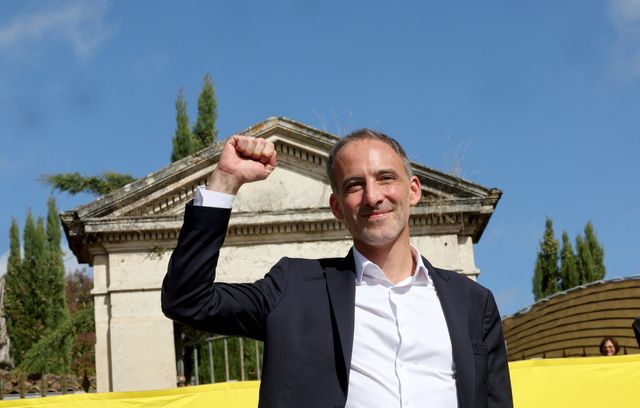 Raphaël Glucksmann avance à pas feutrés. Le chef de Place Publique n’est pas candidat, mais ses bons scores dans les sondages laissent peu de place au doute. Il prône une rupture claire avec LFI et ne veut pas de la primaire, de quoi remplir un peu plus encore le bus qui embarquera la gauche.