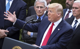 Donald Trump pendant une conférence de presse à la Maison Blanche, le 13 mars, à laquelle participait le directeur de Roche Amérique du Nord.
