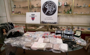 18 kg de cocaïne et 20 kg de cannabis saisis par la police, le 23 novembre 2015 photographiés à la PJ