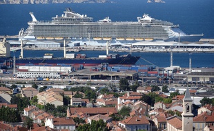 L'Allure of the Seas dans le port de Marseille.