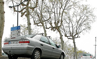De nombreux nids de poule sont visibles sur les routes du Grand Lyon.