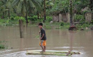 Les Philippines subissent environ 20 tempêtes ou typhons majeurs chaque année, survenant pour la plupart pendant la saison des pluies entre juin et octobre. Bopha est le 16e cette année.