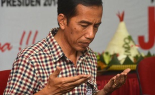 Le candidat à la présidentielle, Joko Widodo, en prière le 4 juin 2014 lors d'une réunion de sa formation, le Parti démocratique indonésien de la lutte (PDI-P), à Jakarta