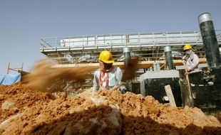 Des travailleurs sur le site de production de pétrole de la compagnie pétrolière saoudienne Aramco le 23 juin 2008, en Arabie saoudite