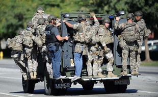 Des policiers du Swat transportés par un de leurs véhicules sur les lieux de la fusillade de San Bernardino en Californie.