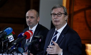 Le président du Raing 92 Jacky Lorenzetti (au premier plan), à côté de celui du Stade Français Thomas Savare, lors de l'annonce de la fusion entre les deux clubs, le 13 mars 2017.