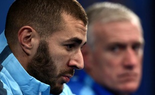 L'attaquant Karim Benzema (à gauche) et le sélectionneur Didier Deschamps à Saint-Denis le 25 mars 2015