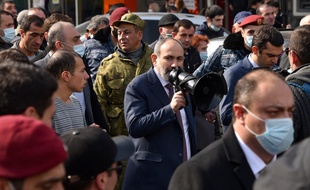 Le Premier ministre arménien Nikol Pachinian a dénoncé jeudi une tentative de coup d'Etat militaire et pris la tête d'une manifestation de ses partisans afin de réaffirmer son autorité, affaiblie par la défaite de l'armée au Nagorny Karabakh.