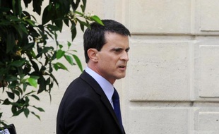 Le Premier ministre Manuel Valls quitte le Palais de l'Elysée après un séminaire gouvernemental à Paris, le 1er août 2014
