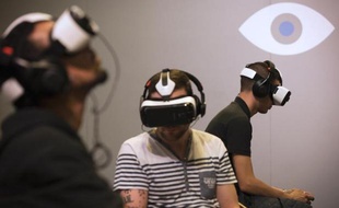 Des joueurs utilisent des casques de réalité virtuelle Oculus lors du Salon des Jeux vidéos à Paris, le 1er novembre 2014 à Paris