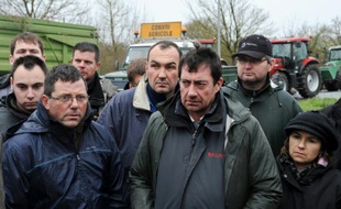 Des agriculteurs bloquent une rue près de Saintes, dans l'ouest de la France, le 8 février 2016