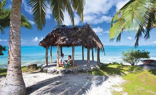 Un couple sur une plage des îles Samoa.