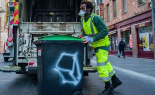 Un éboueur collecte des poubelles à Toulouse, début avril 2020.