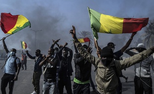 Des manifestants protestent contre l'arrestation d'Ousmane Sonko, le 5 mars 2021 à Dakar au Sénégal.