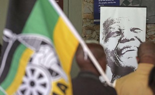 Une photo de Nelson Mandela lors d'une commémoration à Qunu en Afrique du Sud le 7 décembre 2013.