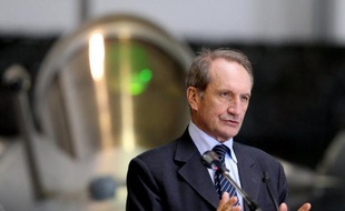 L'ancien ministre de la Défense Gérard Longuet (UMP) a jugé jeudi sur LCI qu'il n'y avait pas de lien entre la prise d'otages en Algérie et l'offensive lancée par la France au Mali.