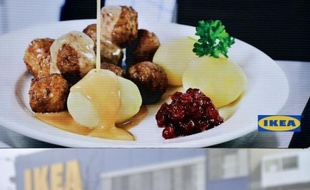 Le géant du meuble Ikea, qui vend également des spécialités culinaires, a annoncé lundi qu'il retirait de la vente dans une quinzaine de pays européens des boulettes de viande surgelées qui contiendraient du cheval, selon les résultats d'un test réalisé en République tchèque.