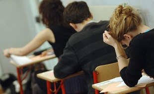 Des étudiants en salle d'examen.